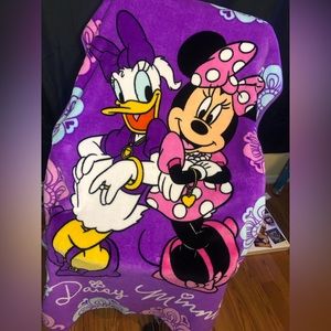 Disneys Minnie & Daisy Blanket